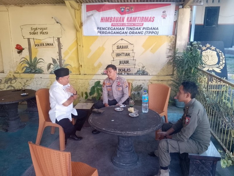 Foto Dedikasi Plt. Camat Sakra, Mastur dalam Melakukan Silaturahmi dan Koordinasi Agenda Aspek Keamanan Bersama Kapolsek Sakra, AKP Lalu Abdul Kadir pada Rabu (13/8/2025) (Dok. Pribadi)